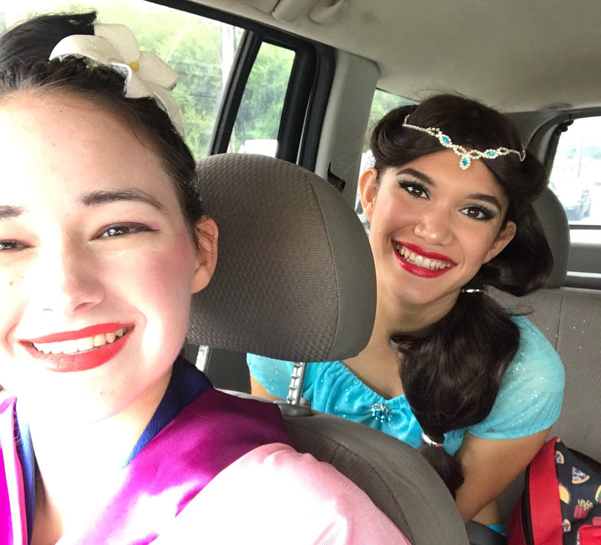 Curliqnc's tweet photo. Headed to cheer up some kids today!! #twooffifteen #seacreststudios #levinechildrenshospital #ryanseacrest #princessesrock https://t.co/5IunkWl1YH