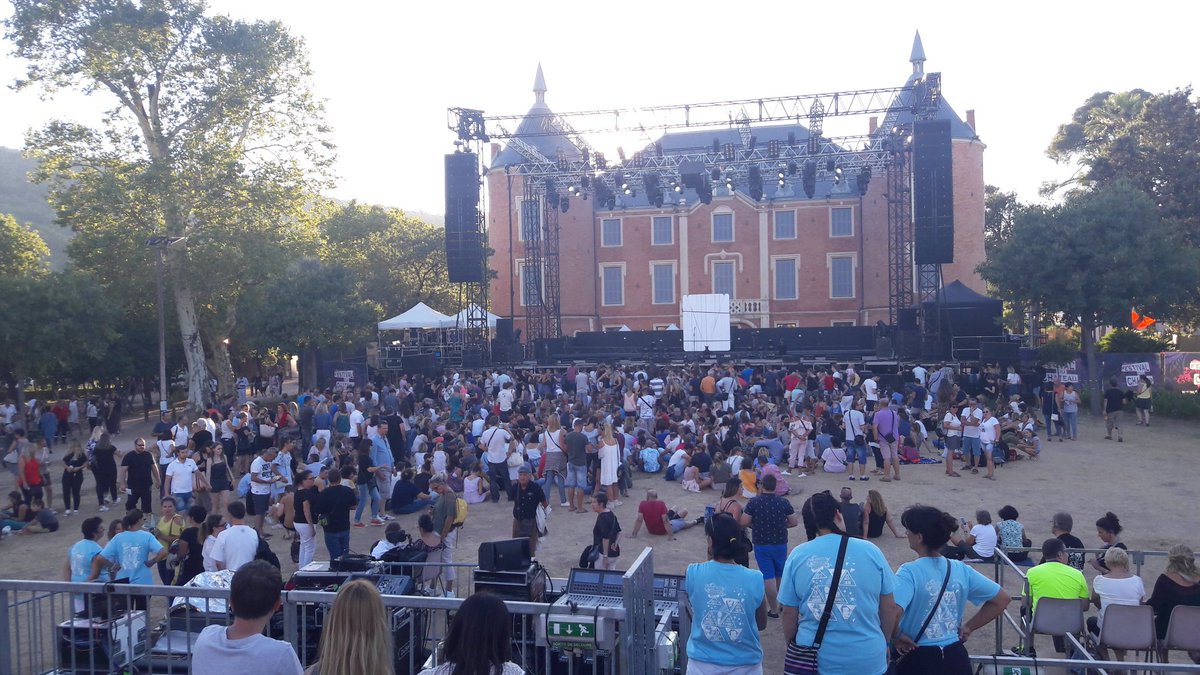 Le public prend place petit à petit ! 
#vianney #concert #festivalduchateau #festival