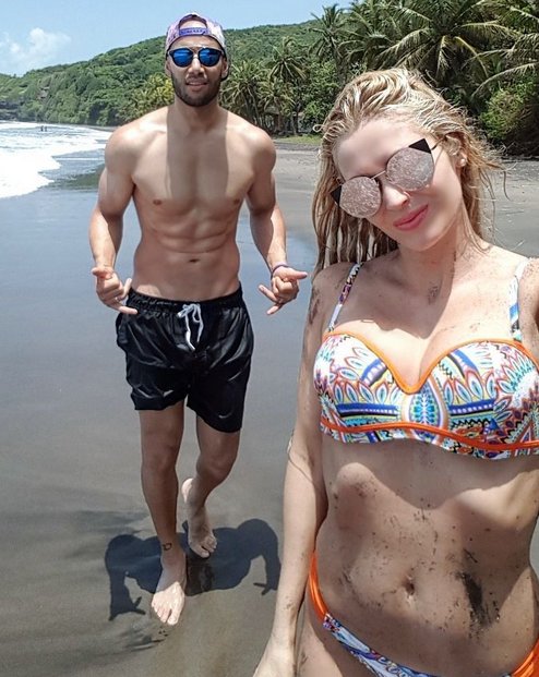 NewsTVReal's tweet photo. Xavier Delarue et Tatiana-Laurence Delarue profitent de vacances en amoureux, sous le soleil de la Guadeloupe. 😍☀️🌊🌴 https://t.co/Ojcr3jk6jS