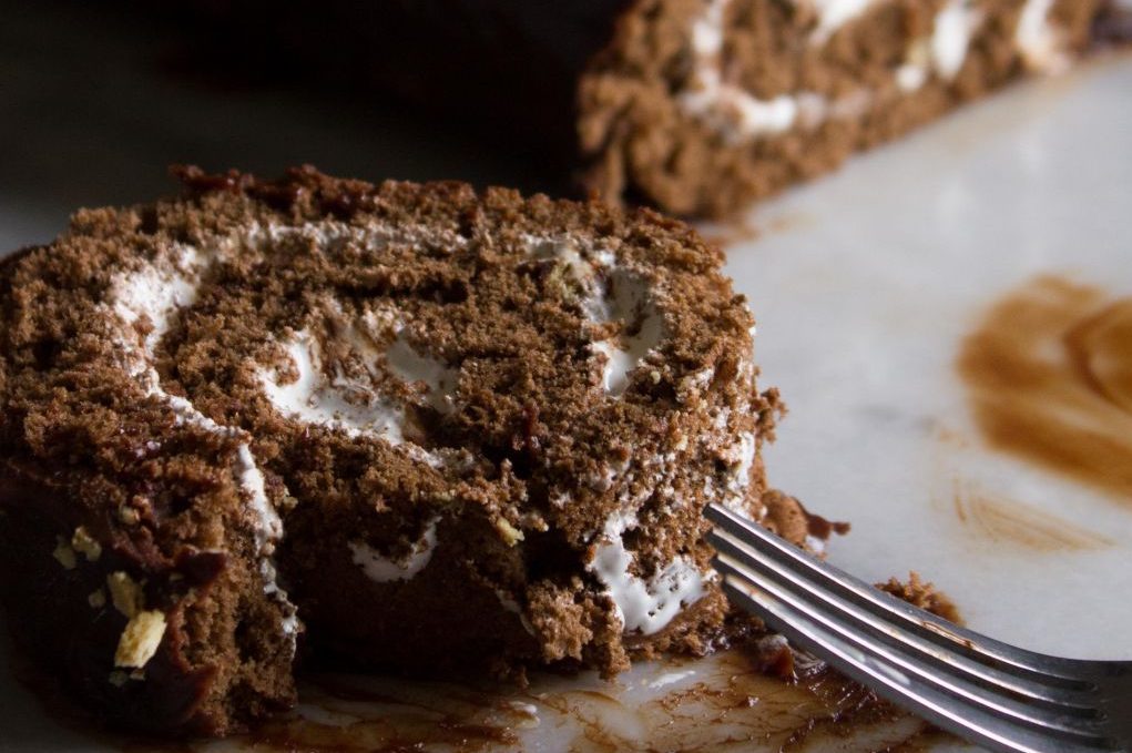ISayNomato's tweet photo. Want a camping treat without camping? Impress with this delicious S'mores Cake Roll! Happy Summer! https://t.co/YDbVi1fGnB https://t.co/EPoujk1Ri4