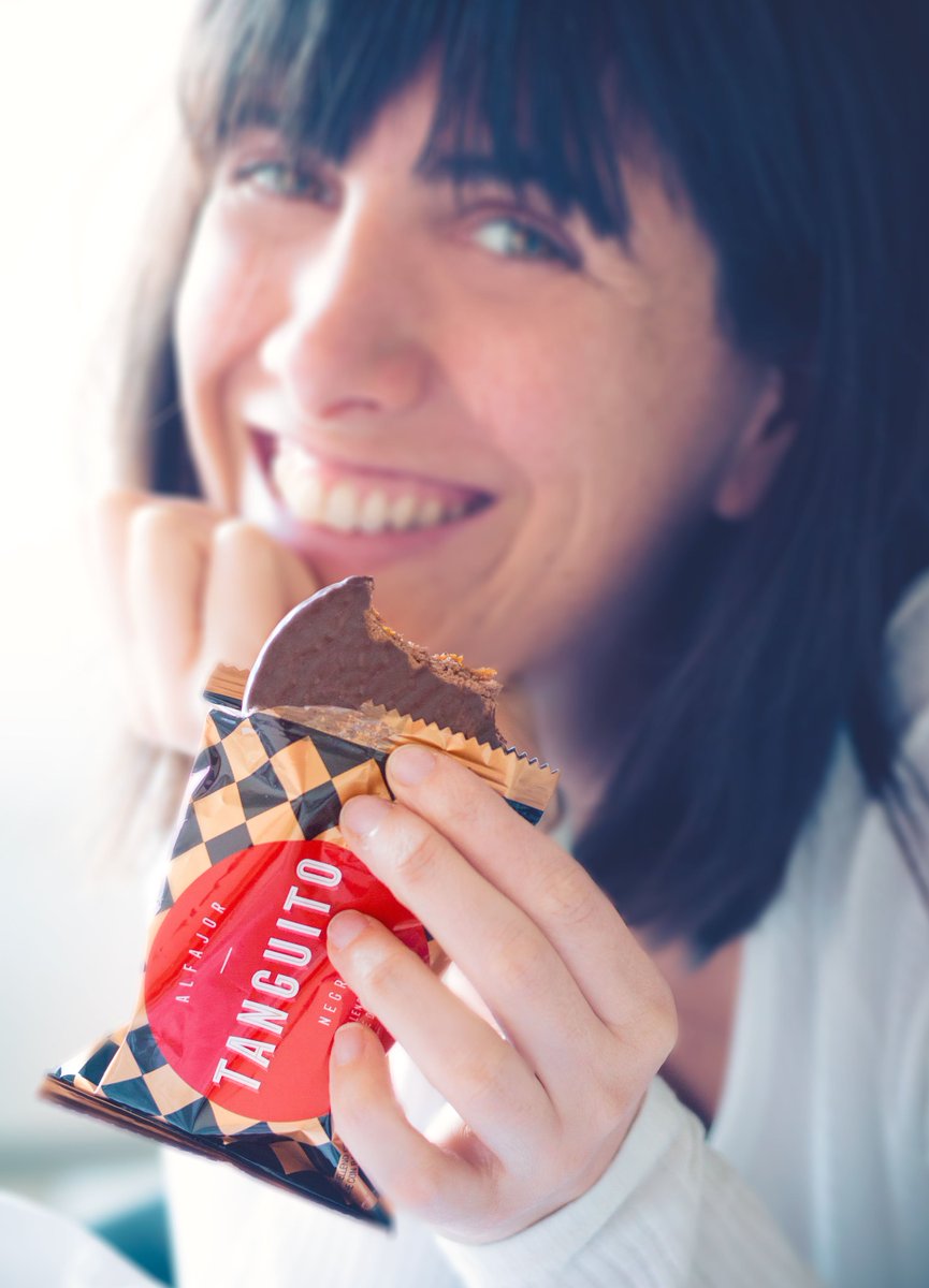 AlfajorTanguito's tweet photo. ¡Ella está contenta porque es #VIERNES! #AlfajorTanguito es #rico y tiene mucho dulce de leche! https://t.co/yGGNa37mHu