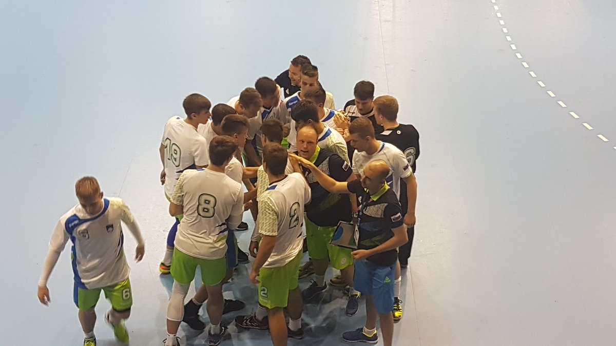 TeamSlovenia's tweet photo. Kdo je najboljši?!🏐🏐 Slovenija!!!!!! #ofem2017 #TeamSlovenia #rokomet https://t.co/nUVRQq3X70