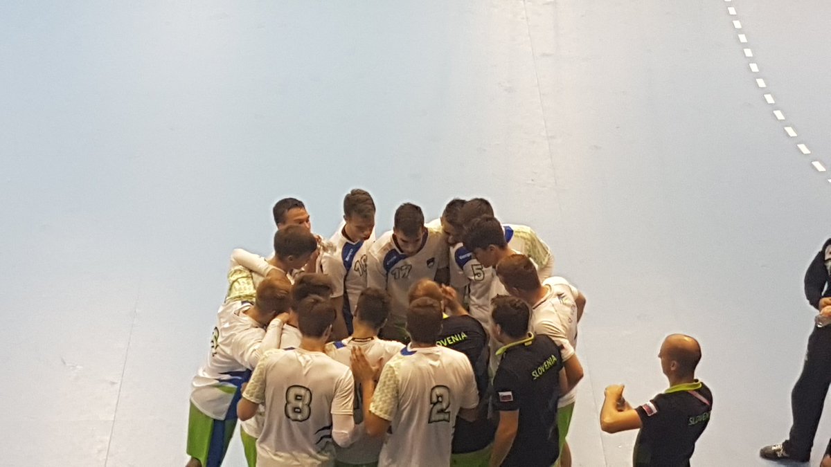 TeamSlovenia's tweet photo. Kdo je najboljši?!🏐🏐 Slovenija!!!!!! #ofem2017 #TeamSlovenia #rokomet https://t.co/nUVRQq3X70