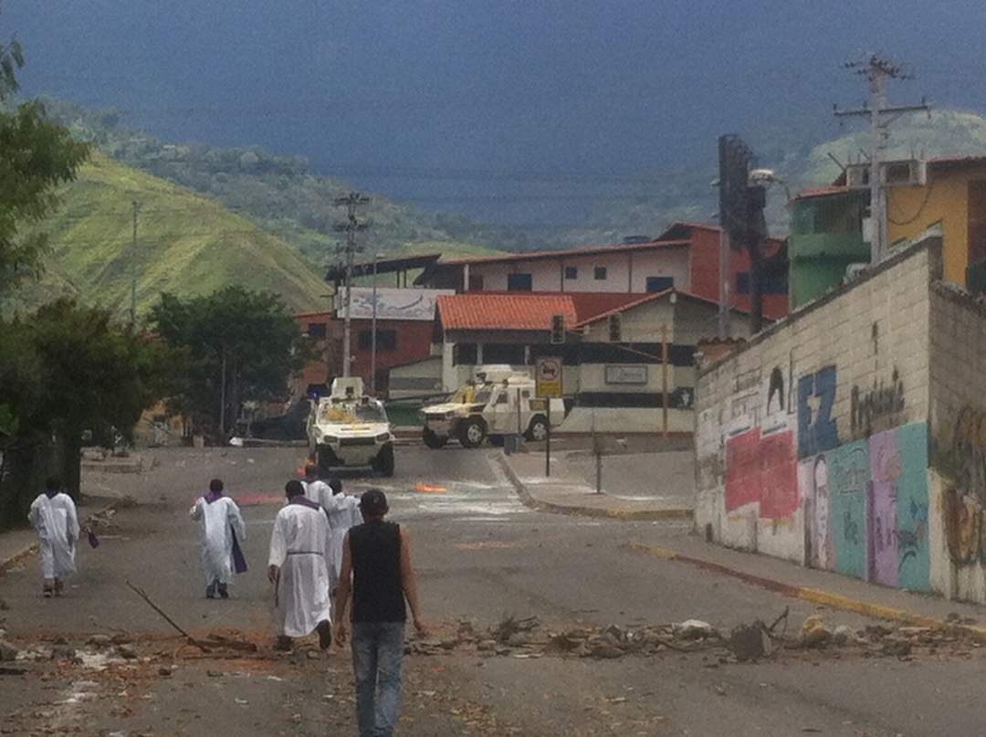 Venezuela : cinq prêtres repoussent des blindés de la Garde nationale DF16672W0AA1bVd