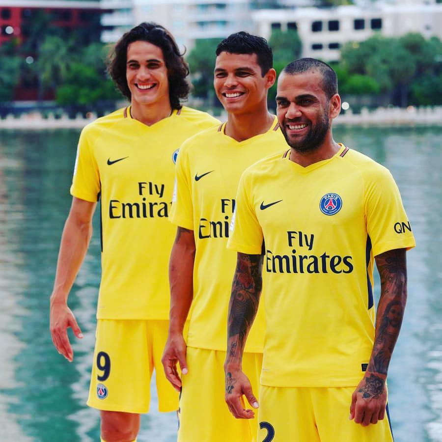 TontonCesar's tweet photo. Présentation des 3 nouveaux artibres de la @Ligue1Conforama dans leur tunique jaune #TeamOM #MercatOM https://t.co/GrDzaG8BYB