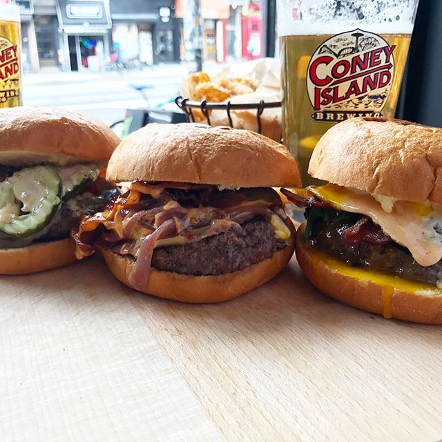 kingsofkobe's tweet photo. Beer &amp; burgers, a match made in heaven. We have local, NY beers: @BreweryOmmegang @ConeyIslandBeer@TheBronxBrewery @KelsoBeer #kingsofkobe https://t.co/8r3Y4VLCQY