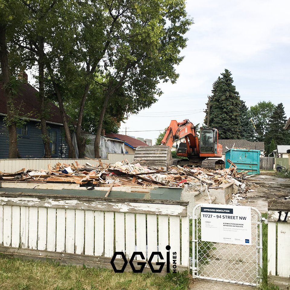 OGGIHomes's tweet photo. Another demolition happening! This will soon be a new bilevel with legal secondary suite! It's SOLD! Can't wait to break ground this fall. https://t.co/gm7jfQ8edZ