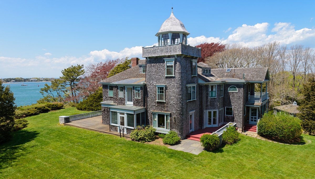 BostonMagazine's tweet photo. You could own the "summer White House" in Woods Hole: https://t.co/kIZ5zBf3FC https://t.co/qUAvKnkS3A