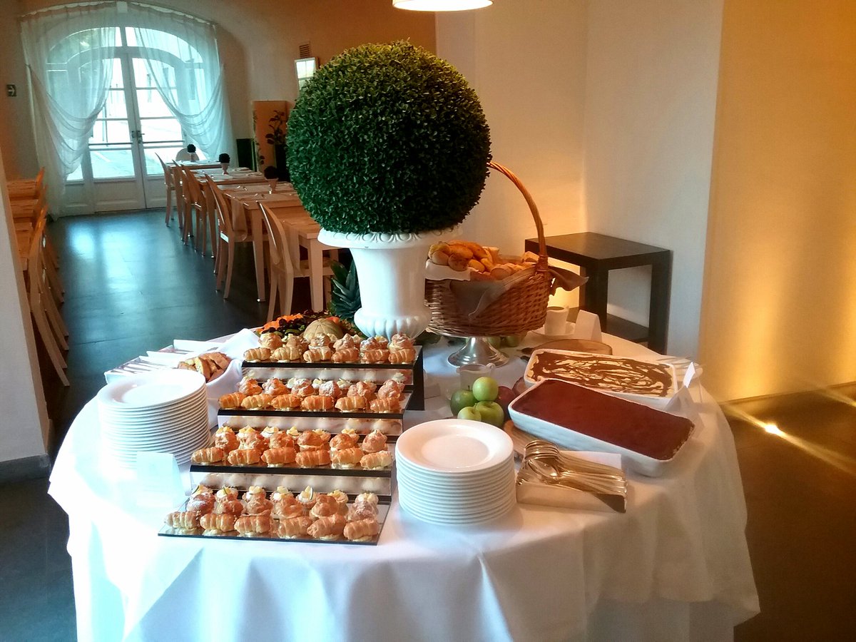 lemascherevilla's tweet photo. Un #dolce weekend a tutti! Sweetness from our #summer Tuscan Buffet! Every #fridaynight at @lemascherevilla @ata_hotels @UNAHotels @GLNLCU https://t.co/tTmB9YYC1y