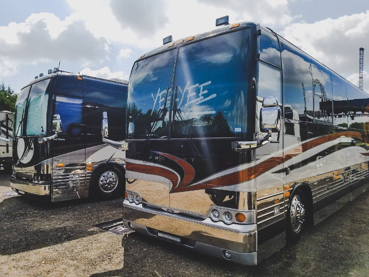 FreedomTheBus's tweet image. We are in Eldorado, KS tonight cracking cold ones with @mrBobbyBones and @caseydband. #GrangerSmith #EarlDibblesJR  #YeeYeeNation