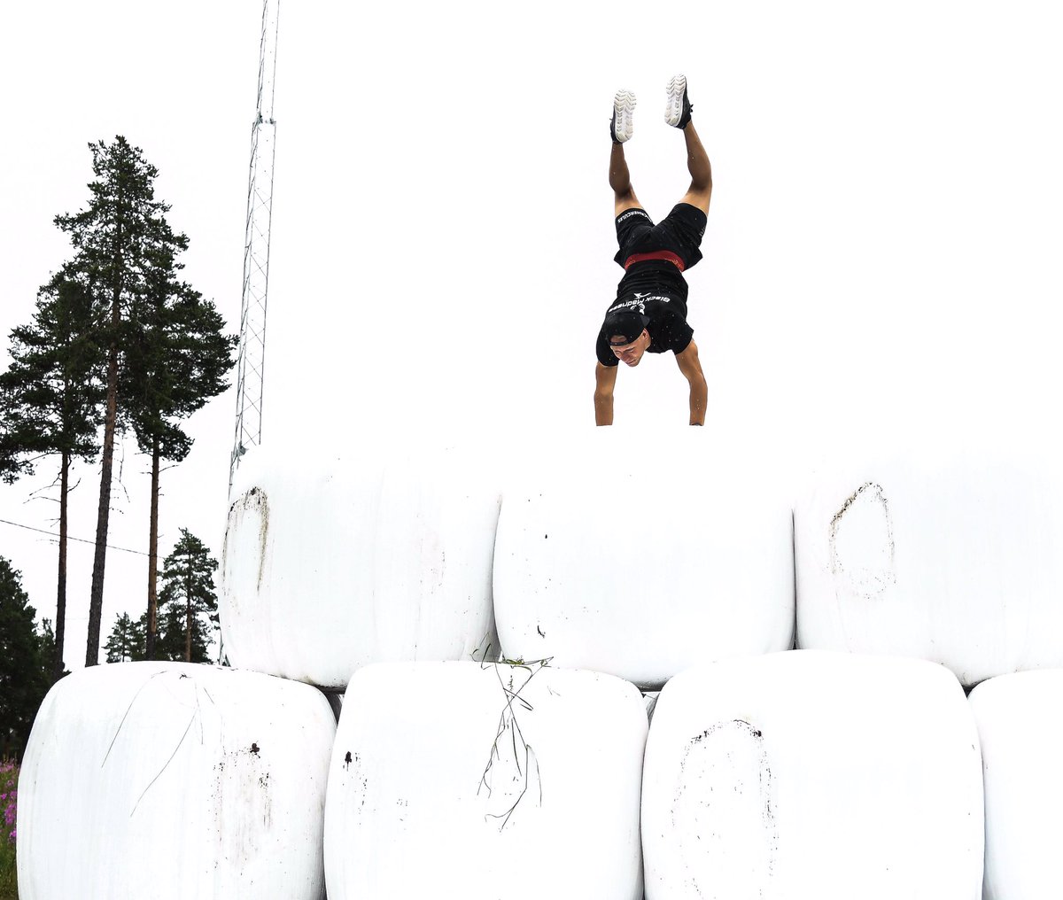 Wahlgren_80's tweet photo. Pontus (OCR Hercules) Bäck testar ett av hindrena med en handstand 😊🤘🏻🏆 #mudlifeocr #ocrfoto #fotomoije #älvdalen 📸 Jag https://t.co/bUMOt2RoaQ
