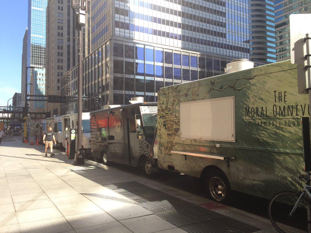 Moral_Omnivore's tweet photo. We like to think the best trucks hangout in front of @CapellaTower 
W/ @Brooks_High @TRUPIZZATRUCK @HabaneroTacos @MidNordTrucks https://t.co/djPHm3UlX7