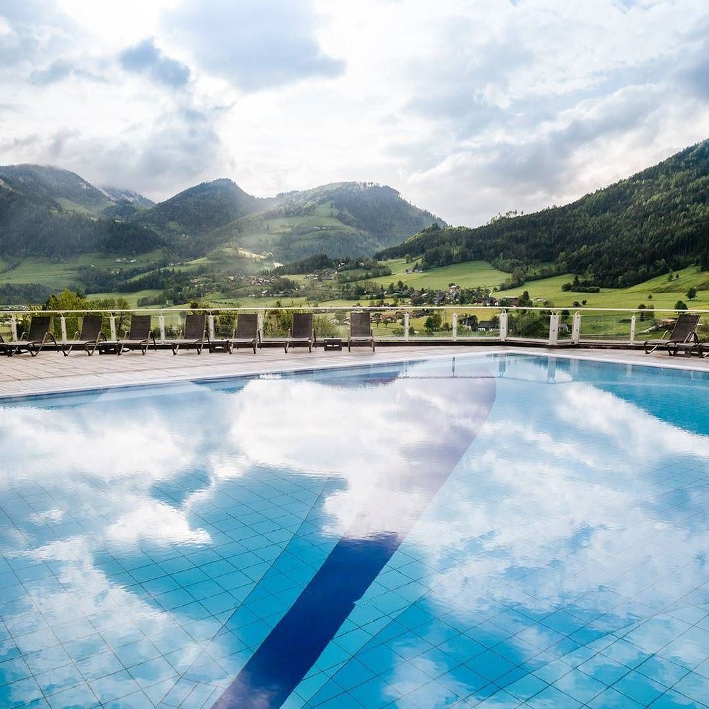 schlosspichlarn's tweet photo. Das sonnige Wochenende steht vor der Tür. Lust auf einen Außenpool mit Ausblick und Poolservice?
#Aussenpool #Ausblick #Poolservice #Roma… https://t.co/l7UKT0NJma