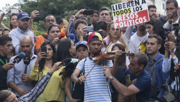 Violinista venezolano Wuilly Arteaga permanece en comando de la Guardia Nacional tras ser detenido el jueves bit.ly/2u4Owyc