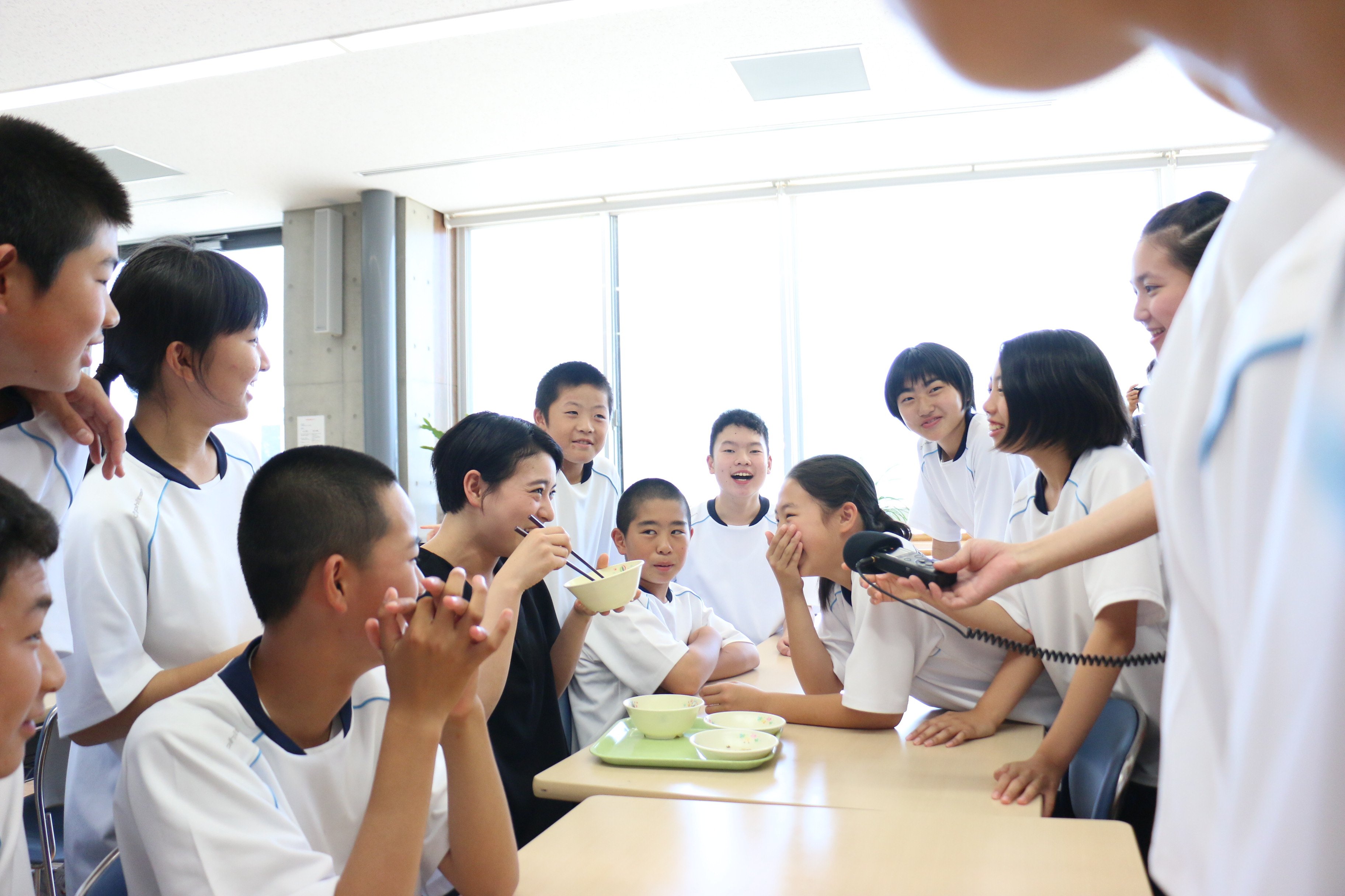 J Wave Sugar Water 秋田県にかほ私立仁賀保中学校に 菅原小春 参上 まずは念願の給食タイム 小春先生 早くも大人気 みんなのパワーがすごい Jwave Sugarwater T Co Ivwihqcwbv Twitter