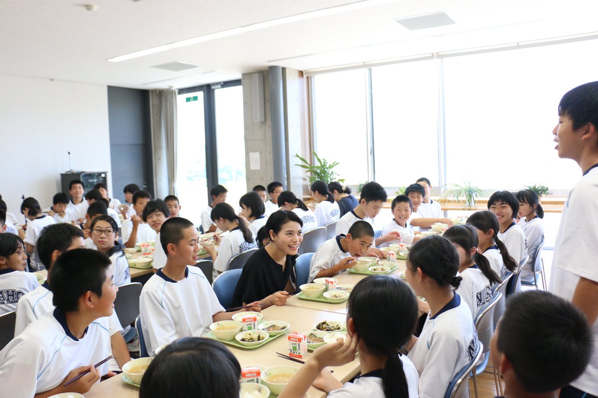 J Wave Sugar Water 秋田県にかほ私立仁賀保中学校に 菅原小春 参上 まずは念願の給食タイム 小春先生 早くも大人気 みんなのパワーがすごい Jwave Sugarwater