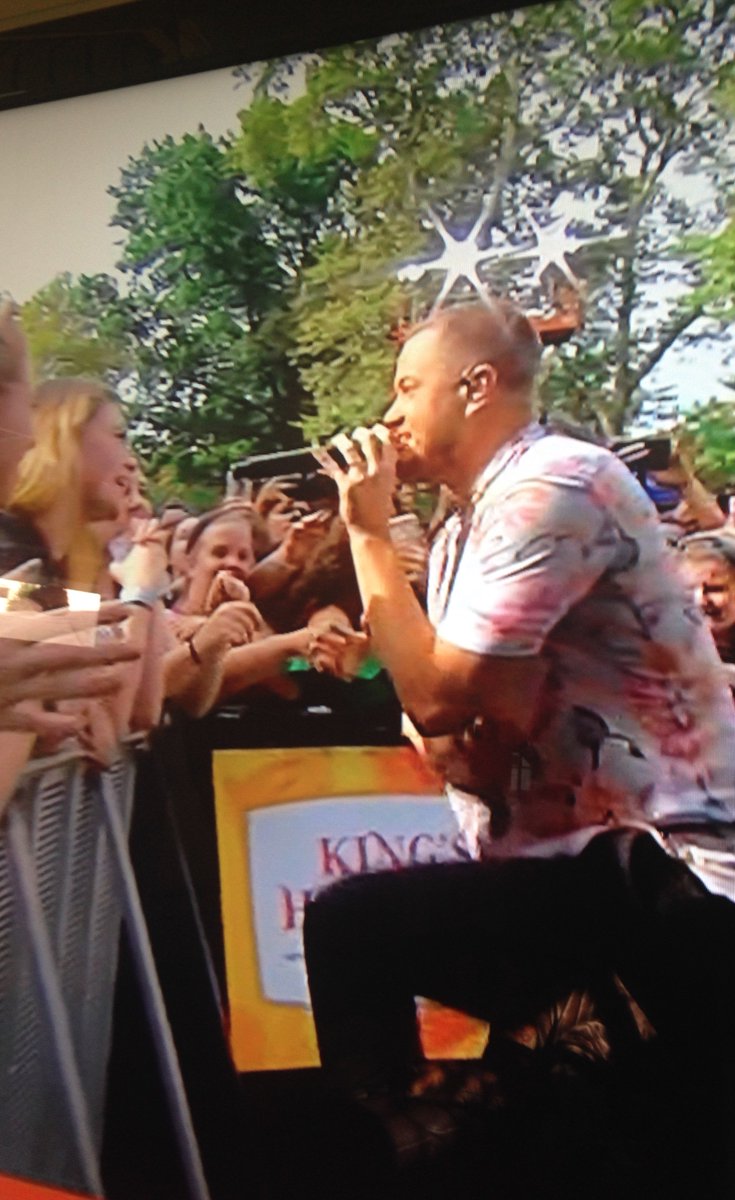 _wolfden's tweet image. HOW DO I FIND A BETTER QUALITY PHOTO OF DAN SINGING TO ME