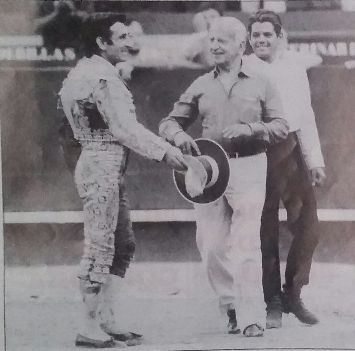 Alfonso_Avila73's tweet photo. Valencia 28-7-93. El maestro Dámaso González indulta al bravo "Gitanito" de Torrestrella tras realizar una gran faena. @_MartaGonzalez_ https://t.co/Jk79QeUjVt