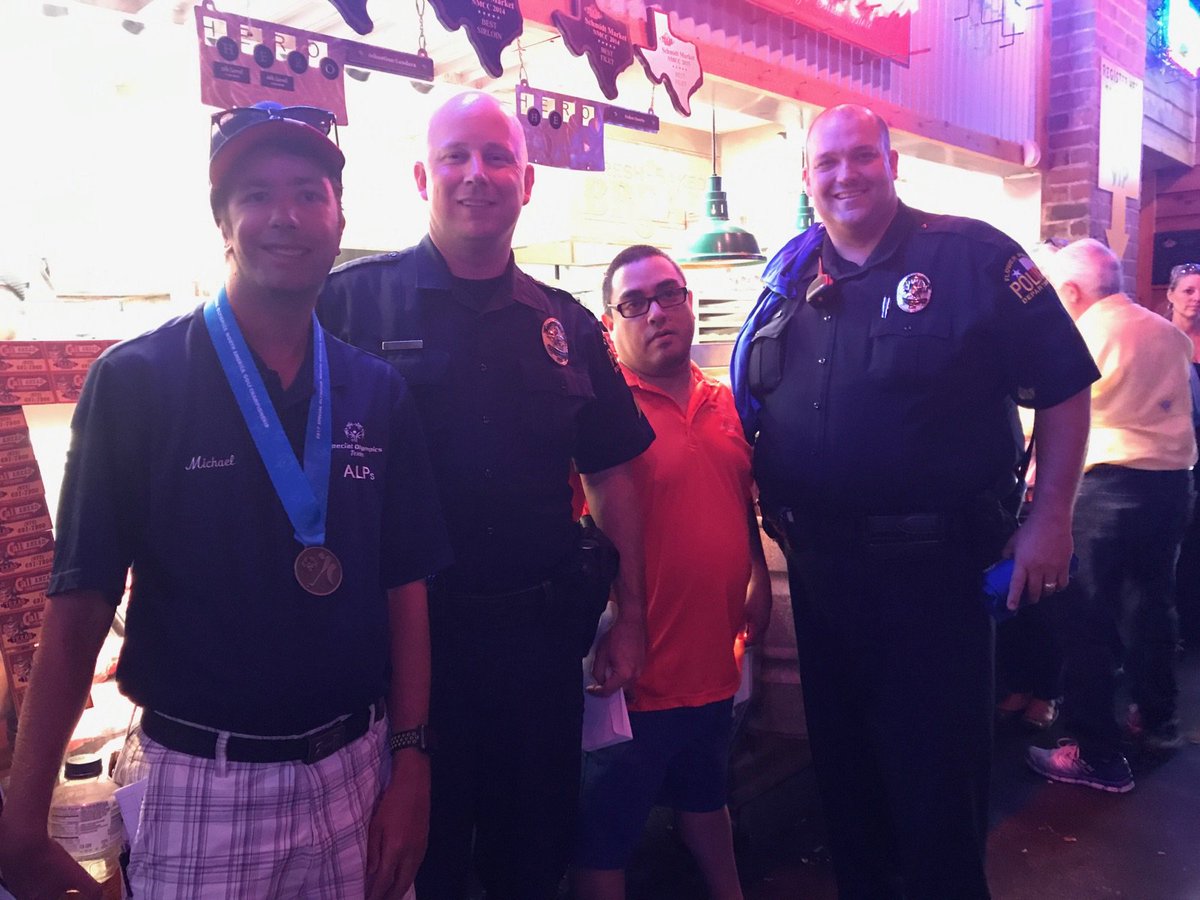 FlowerMoundPD's tweet photo. We had a blast raising over 5K for @SOTexas to help our athletes train and compete!  Thank you to all who came out to @texasroadhouse https://t.co/vSOn37vFdr