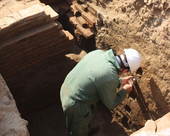 durunescochair's tweet photo. #Geoarchaeology Prof Simpson and students from @stiruni working in #Kasthamandap #Kathmandu #dayofarch #durhamdigs https://t.co/PSAOnJnKym