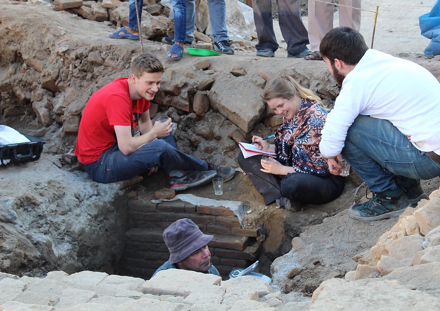 durunescochair's tweet photo. #Geoarchaeology Prof Simpson and students from @stiruni working in #Kasthamandap #Kathmandu #dayofarch #durhamdigs https://t.co/PSAOnJnKym