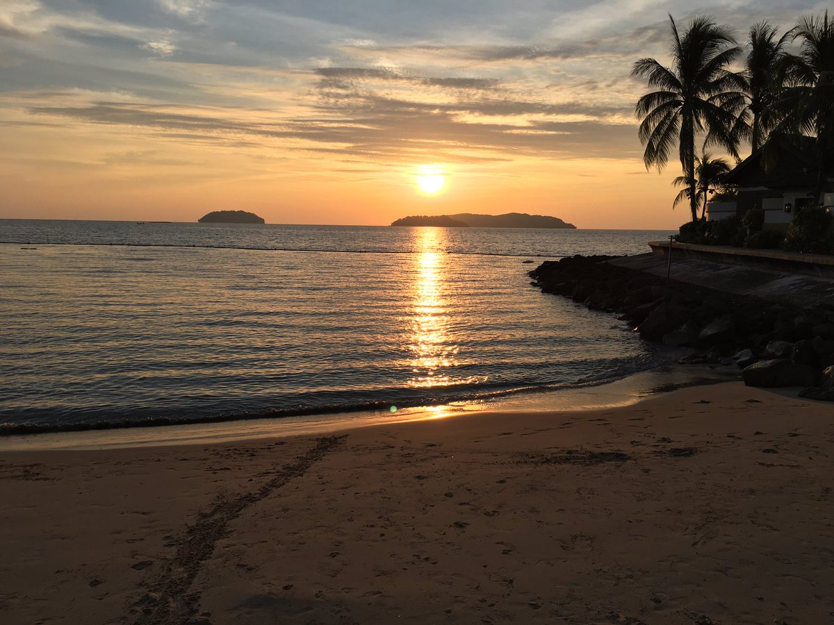 drkarenedge's tweet photo. 24h trip: #lego #lostbags! But, end #Borneo #day1: exquisite #sunset @ShangriLaHotels. Now #looseends #worksprint then 2w offline! #balance https://t.co/mLjRShaVho