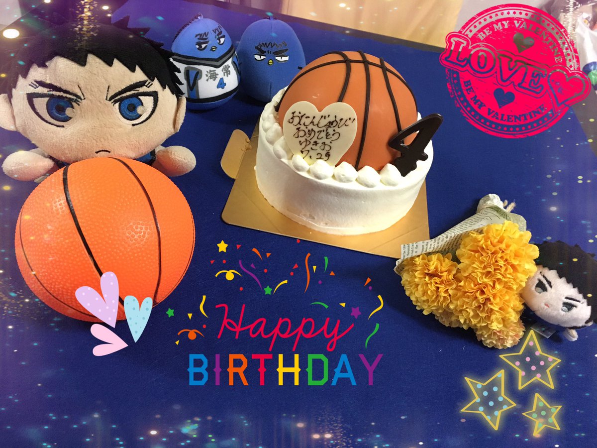 sasa7rainbow's tweet photo. お誕生日おめでとう。
今年は少し頑張りました(*´꒳`*)❤️今まで出たグッズたちを1ずつ並べてたくさんの思い出に浸りながら飾り、もちマスはピラミッドに(笑)
ケーキはバスケットボール🏀で想いを込めて。
おめでとう。大好き。2017,7,29

 #笠松幸男生誕祭2017 https://t.co/PK1LY4M3Nn