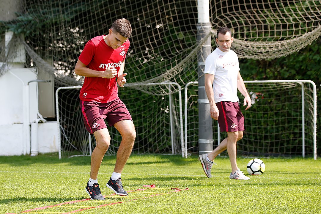 SpartakMoscowEN's tweet photo. Roman Zobnin has finally returned to the training pitch as he steps up his recovery. Welcome back, Roman!  🔴⚪ https://t.co/0MVMjxL29A