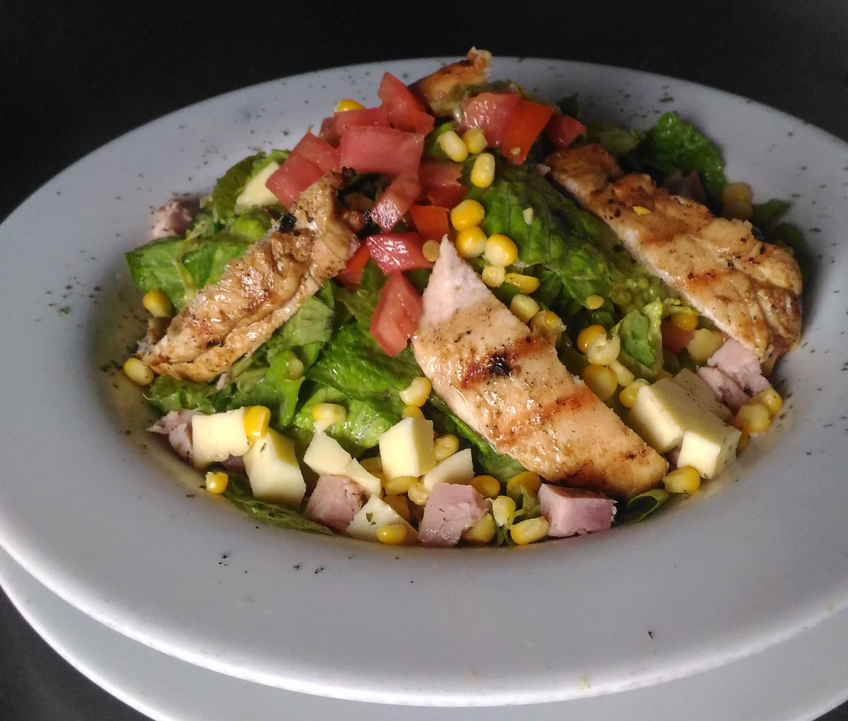 CuoreMcbo's tweet photo. Mixto de lechuga, pollo, maíz, queso gouda, tomate perita con aderezo de mostaza y miel 👌🏼  ¿Quién viene a probarla? https://t.co/ng5CAIxIL7