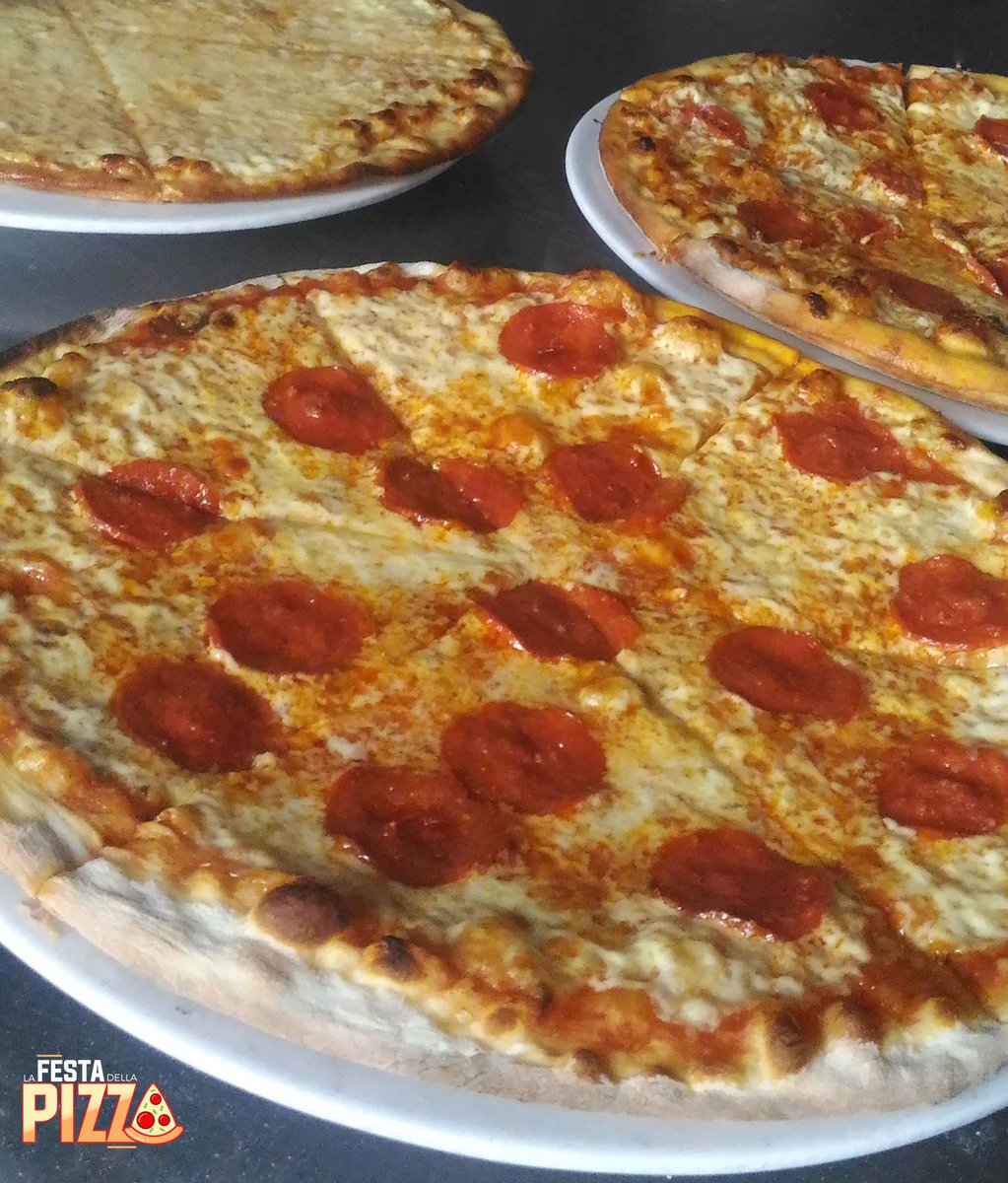 CuoreMcbo's tweet photo. Una de las formas de disfrutar en la casa nostra es con la Festa della Pizza 🍕 Visítanos y pide una con tus ingredientes favoritos 👌🏼 https://t.co/d8UK8DOzsw
