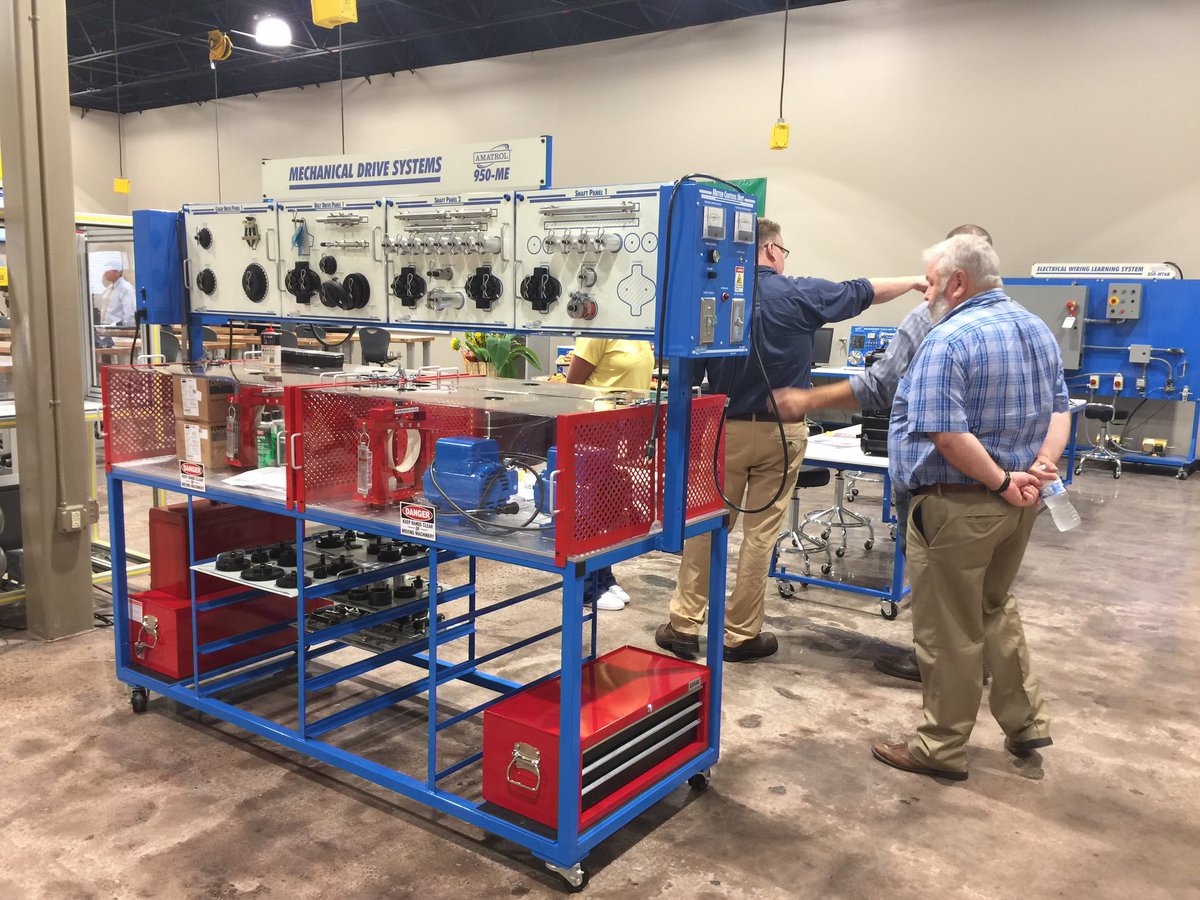 JPSHurricane's tweet photo. Almost time for ribbon cutting for the new Industrial Program @neactc! #neactc #CaneClassroom https://t.co/szrJsd9DSd
