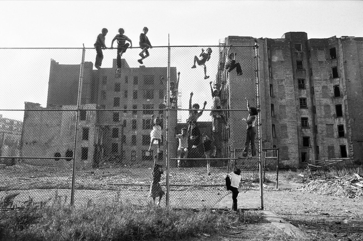 LXGAN's tweet photo. '80s NYC street photography really has me feeling inspired today, so I thought i'd share. All photographs captured by Martha Cooper. https://t.co/grqO2MHM6h