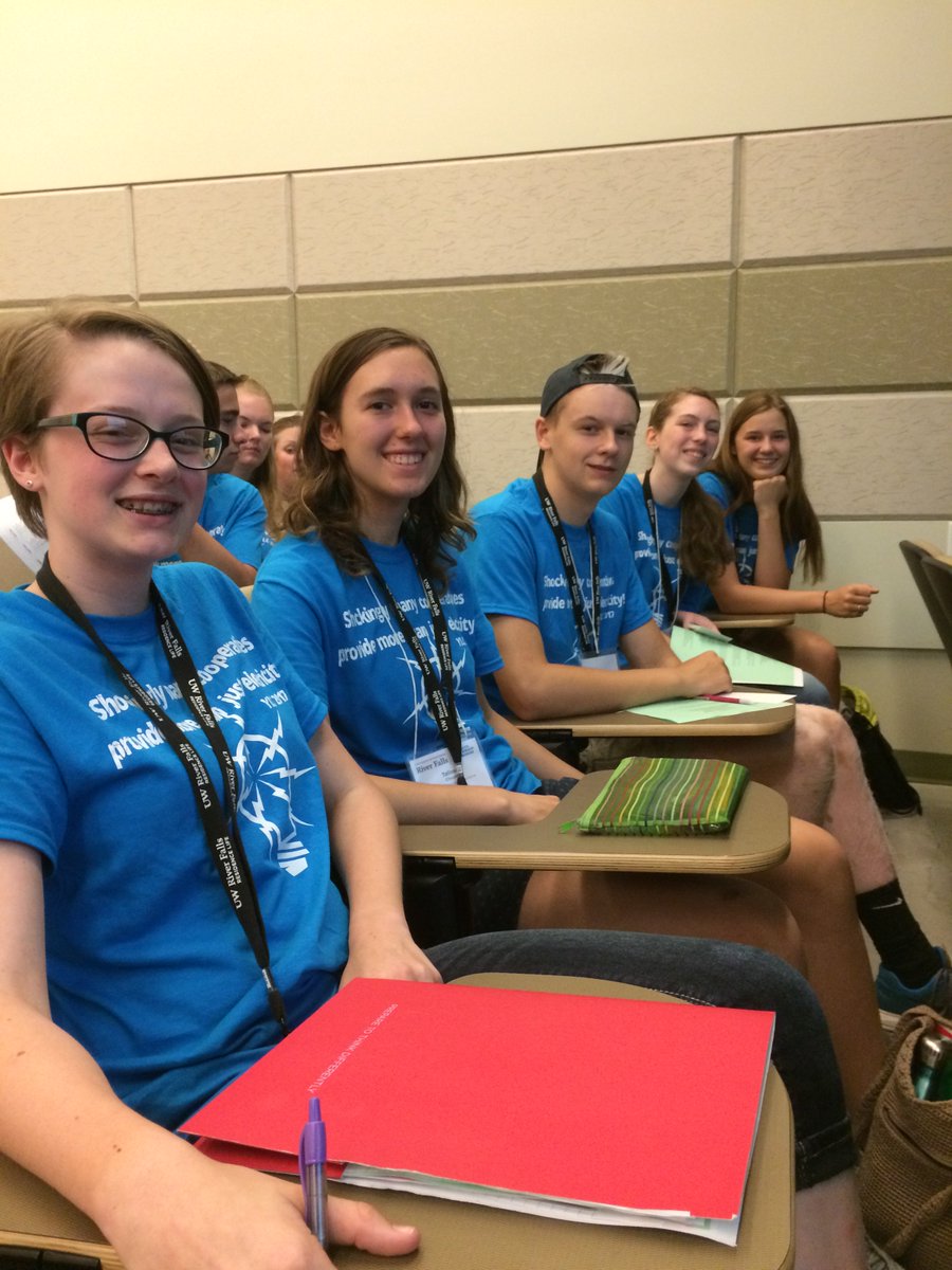 StCroixElecCoop's tweet photo. A fun row of “Green” personalities. :) #LeadWithStyle #YLC17 https://t.co/IGqW37k9QO
