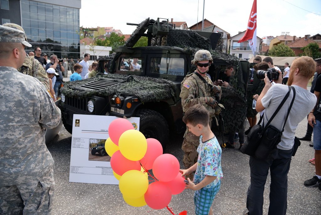 Defence_MKD's tweet photo. Граѓаните на #Куманово први се запознаа со опремата на #АРМ и @2dCavalryRegt која е дел од вежбата #DragoonGuardian. Следат СК,ШТ,ВЕ, СР,СУ https://t.co/NEaxRNZ7lA