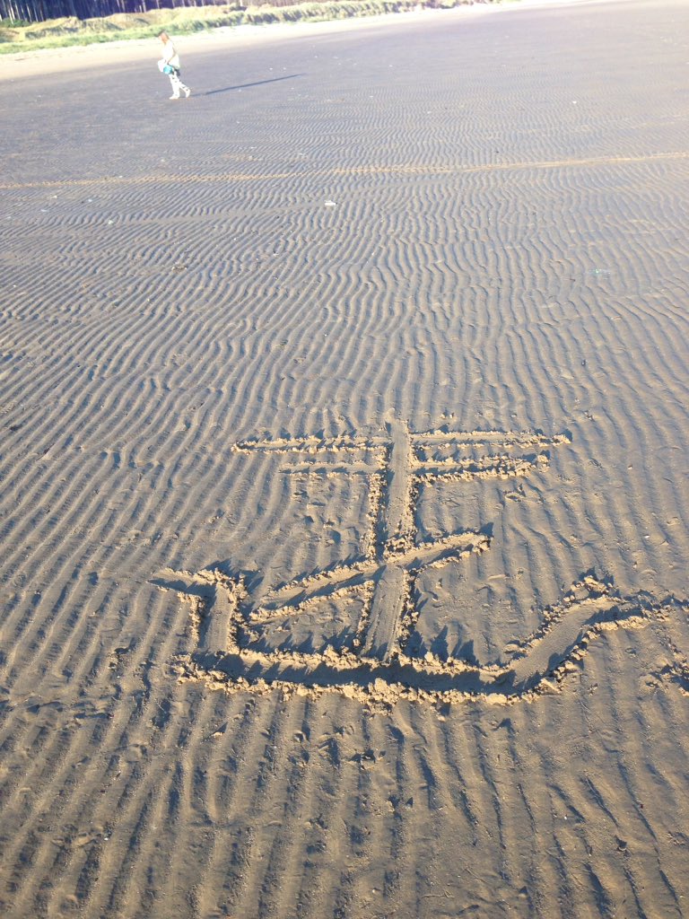_Imsinkingfast_'s tweet photo. When you let an emo run wild at the beach @FrankIero https://t.co/SxkIBpqNHt