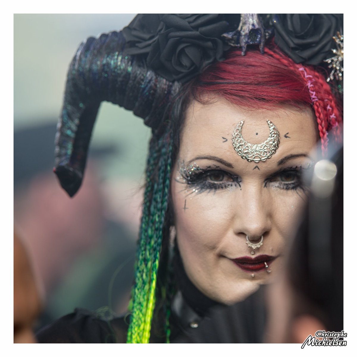 Michielsen_c's tweet photo. #Amphi #Amphi17 #gothic #goth #fashion #Redheads #horns #photography #festival #woman #photo #candid #crowd #darkside #michielsen_c #eyes https://t.co/LdtwZ8rsSh