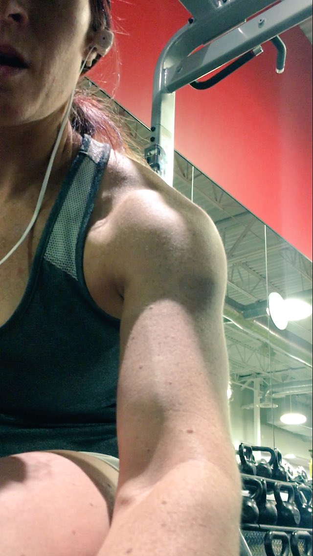 fitchicksx2's tweet photo. @sarah_bowmar trap action with squats? Thanks for being such a great example for women. It's ok to have muscles!! https://t.co/wHMR0R5vm4