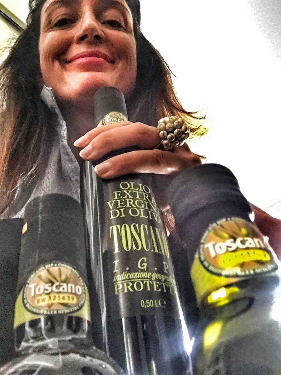 rosscanevait's tweet photo. Ciao mi chiamo Rossella e sono Elaio-dipendente grazie al consorzio tutela olio #extravergine olive #toscana #IGP #slurp #eccellente #evviva https://t.co/a85PlhIbfO