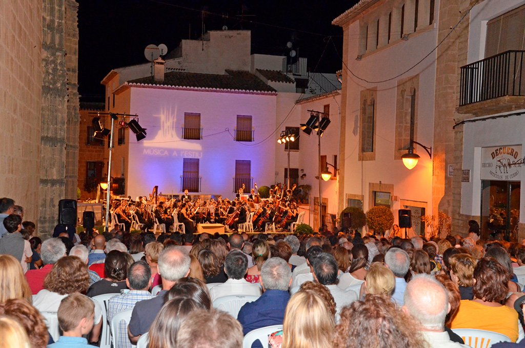 XabiaTurisme's tweet photo. Música, exposiciones, cine, rutas guiadas... 🎬 🎼 Xàbia ofrece todo tipo de citas culturales. Más info: https://t.co/VrcOi73hz9 https://t.co/mvHBCVdeDf
