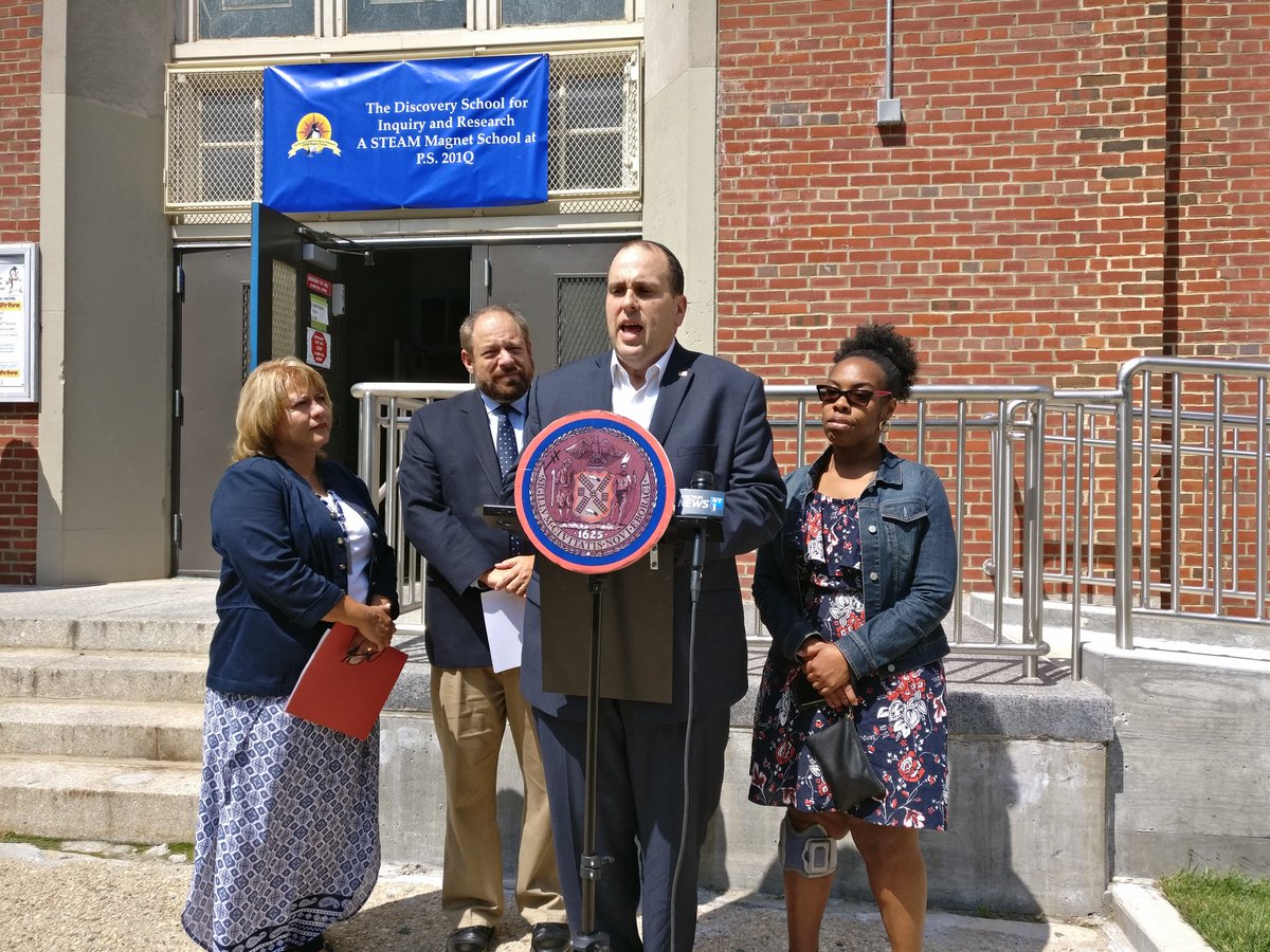 MikeSimanowitz's tweet photo. Joining @RoryLancman to unveil our new ADA ramp at PS201Q to ensure our entire Pomonok community can safely exercise their right to vote https://t.co/AOTFUOHIqE
