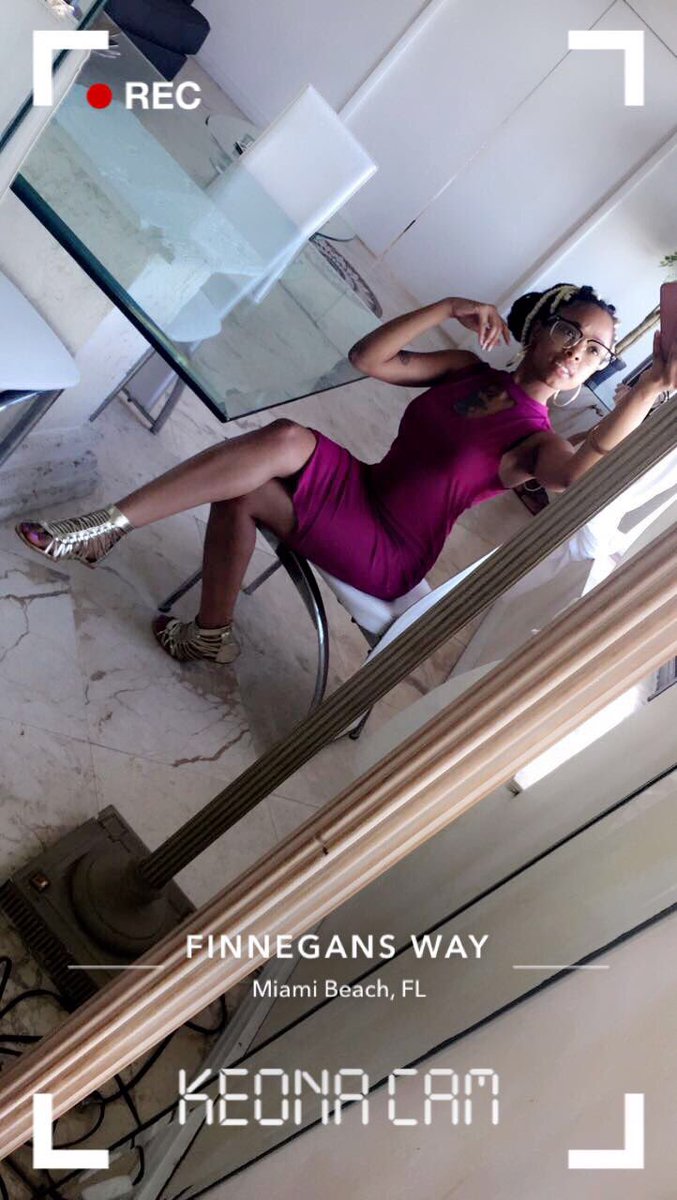 _xladyred's tweet photo. "Walk in the spot ; secure the bag ; iont trust nobody here"-Money Bag Yo π€#REDDSPost #LadyREDD #iModel π https://t.co/4Be1CNB4yI