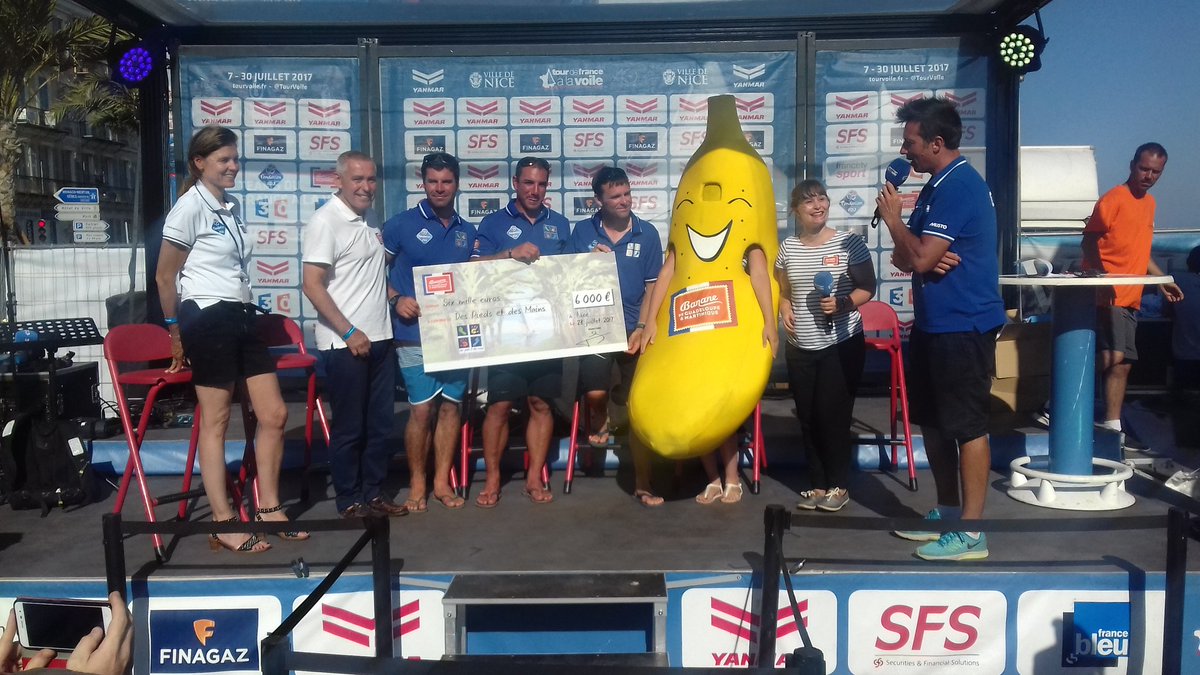 tourvoile's tweet image. 👏 @LaBananeDurable vient de faire un beau chèque de 6000€ à l'association @DpiedsDmains #TourVoile