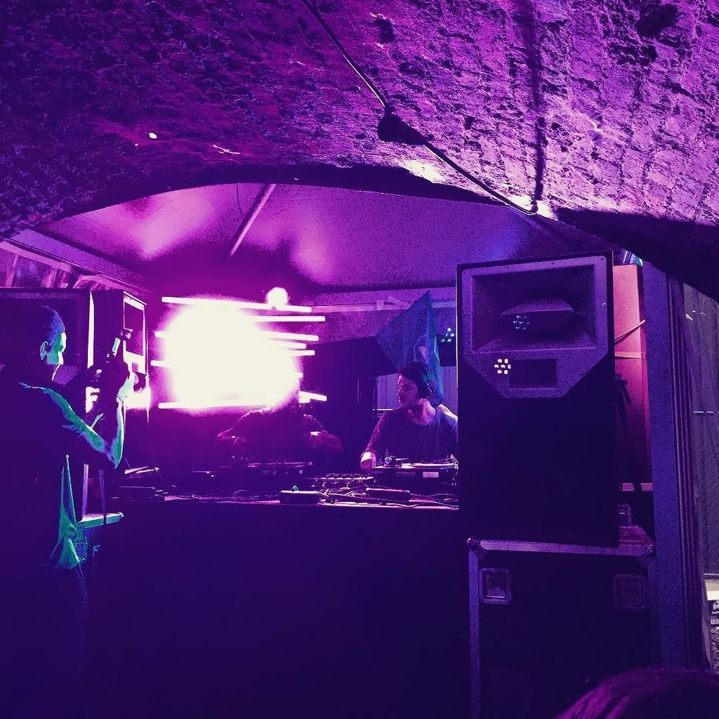 FuzzMagazine's tweet photo. De Rava Cave barst uit zijn voegen voor oud-redacteur en @stubru resident @mathijskonna #tomorrowland #fuzzmag #fu… https://t.co/dhet5ltbs0 https://t.co/saZ8g7WvHp