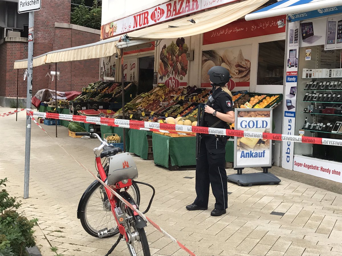 #Hamburg:Immer noch sind viele Passanten an der #Fuhlsbüttler Straße geschockt, müssen betreut werden. Tatwaffe: vermutl. ein Küchenmesser.