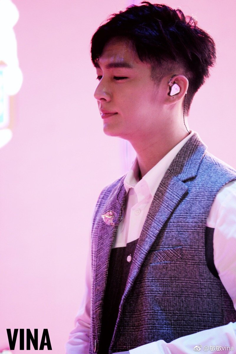 yanyalun2011's tweet photo. Love him always 😘😘😘😘
#aaronyan #yanyalun #magazine2017 #chic #taiwaneseidol #love #vnfc #viêm_á_luân #hangzhou #event #ahbu #singer #actor https://t.co/LiOsbQmJVF