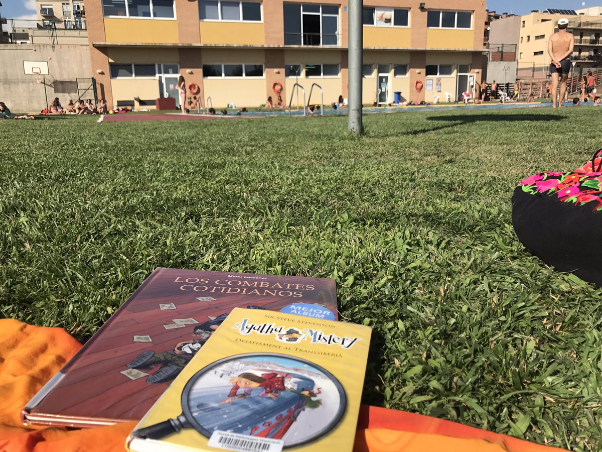 montseliria's tweet photo. La gràcia de tenir la @BiblioMoia a la piscina! 😍📚🏊♀️ #estiu #lectura #remull https://t.co/IsddZC2LU8