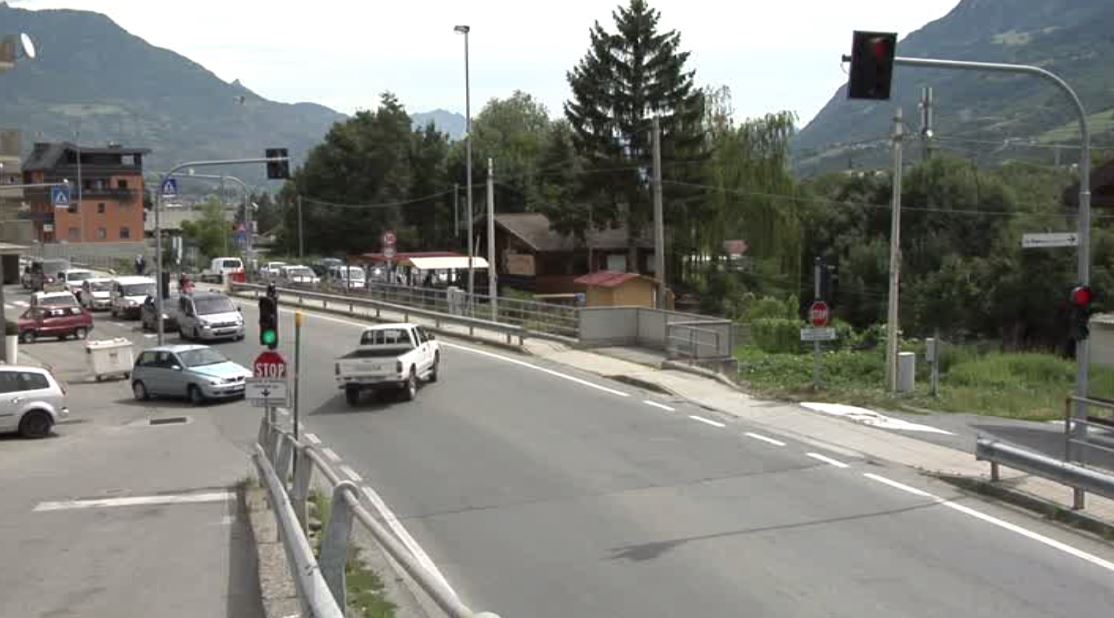 TgrRaiVdA's tweet photo. #Sarre : nel traffico tra la gente, aspettando le rotonde sulla #statale26 @AmandolaGian per il tg https://t.co/k8L3hnvEr2