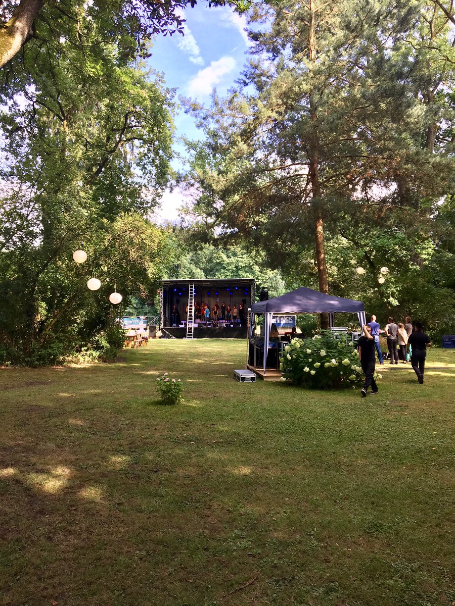 igrwDE's tweet photo. Der wunderschöne Garten auf #GutSulz2017 lädt ein zum #Sommernachtstraum! #rainer_winkel #OpenAir https://t.co/W3dKEmTaJP