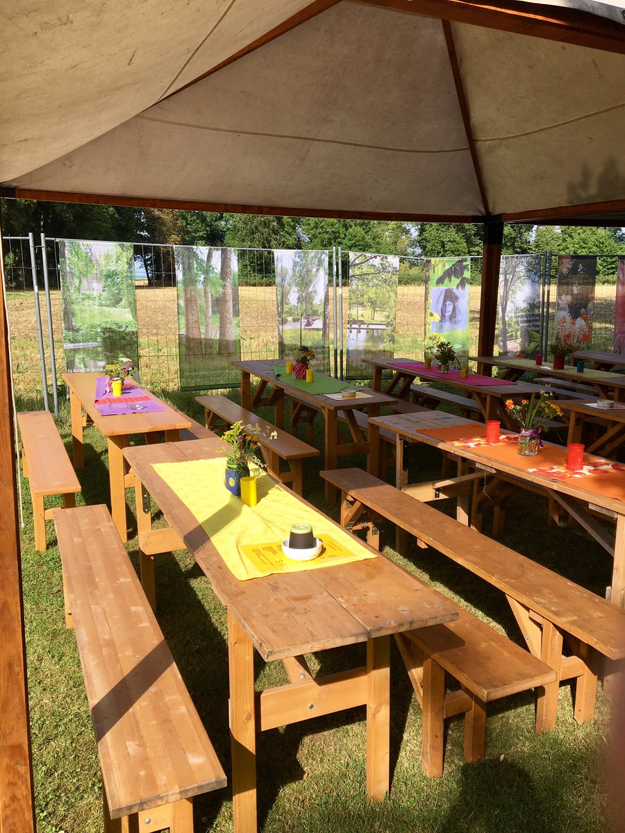 igrwDE's tweet photo. Der wunderschöne Garten auf #GutSulz2017 lädt ein zum #Sommernachtstraum! #rainer_winkel #OpenAir https://t.co/W3dKEmTaJP