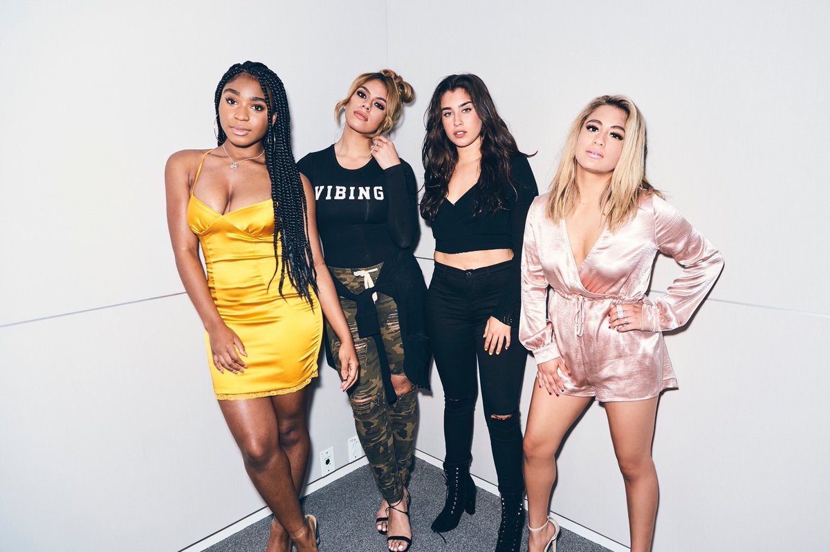 fiftwsquad's tweet photo. como alguém pode ver defeito nessas mulheres? é impossível. elas são simetricamente perfeitas. 
#MTVHottest Fifth Harmony https://t.co/WkfXLluSHa